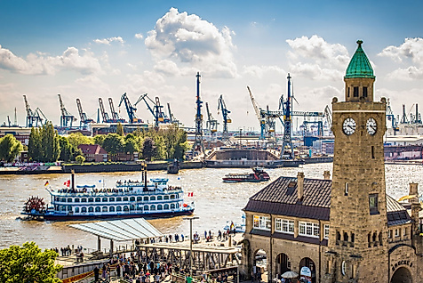 Blick auf Landungsbrücken und Hafen