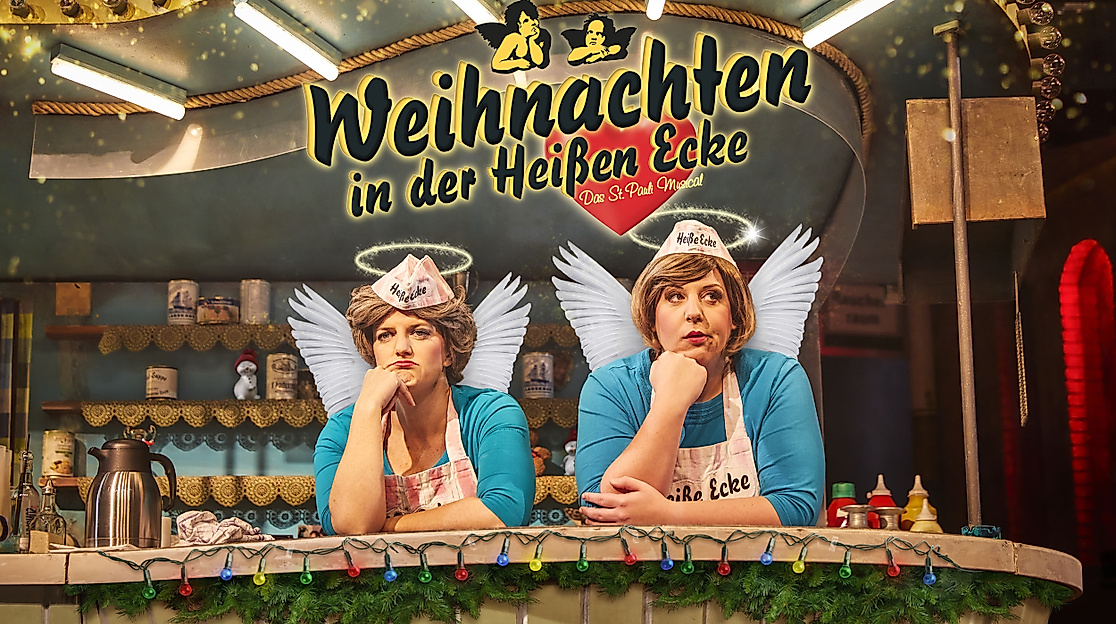 Weihnachten in der heißen Ecke: Zwei Frauen in Uniform hinter dem Tresen mit Engelsflügeln