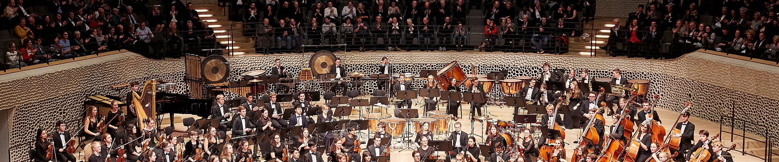 Bundesjugendorchester im großen Saal der Elbphilharmonie mit vollbesetztem Publikum.